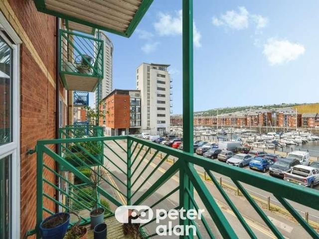 Flat for sale in Nangreaves, Wales