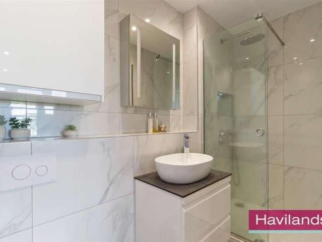Flat for sale in Winchmore Hill, Greater London
