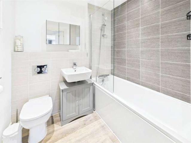 Flat for sale in Emmbrook, Wokingham