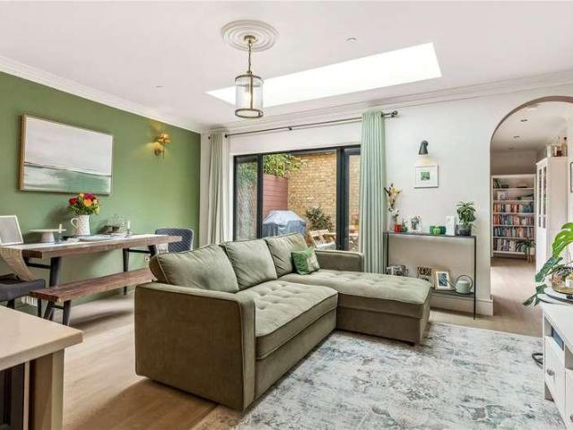 Flat for sale in Balham, Greater London