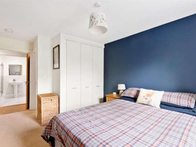 Flat for sale in London Borough of Merton, Raynes Park