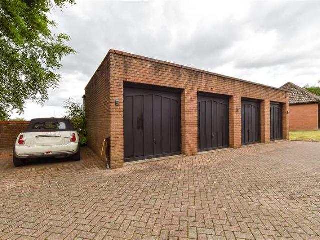 Flat for sale in Tower Hill, Pachesham Park