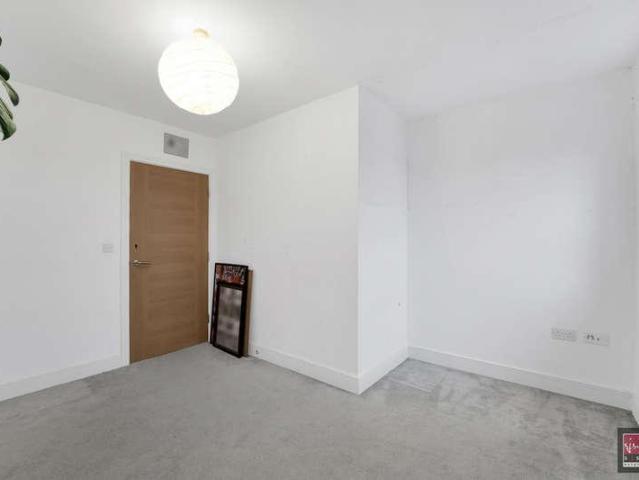 Flat for sale in Stanwell, Spelthorne