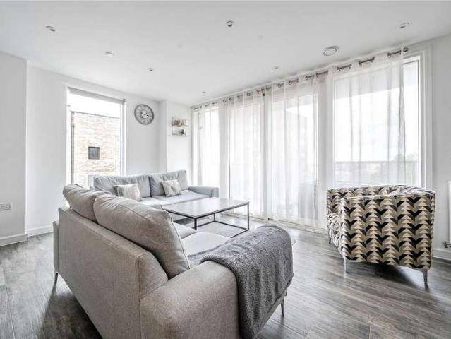 Flat for sale in Ponders End, Greater London
