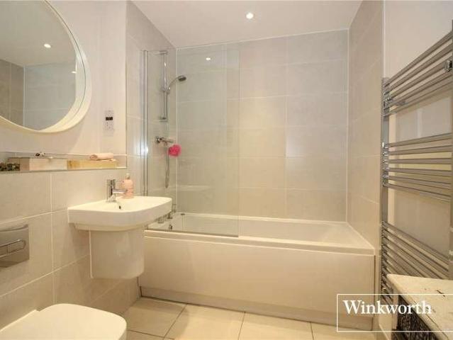 Flat for sale in Elstree and Borehamwood, Borehamwood