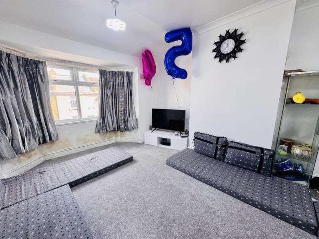 Flat for sale in London Borough of Hounslow, Greater London