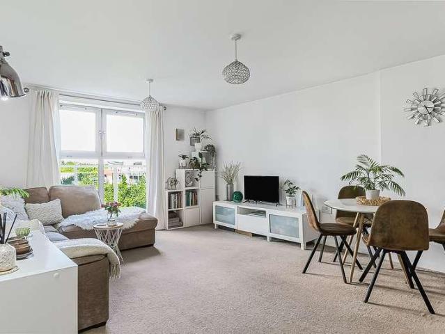 Flat for sale in St Albans, Five Acres