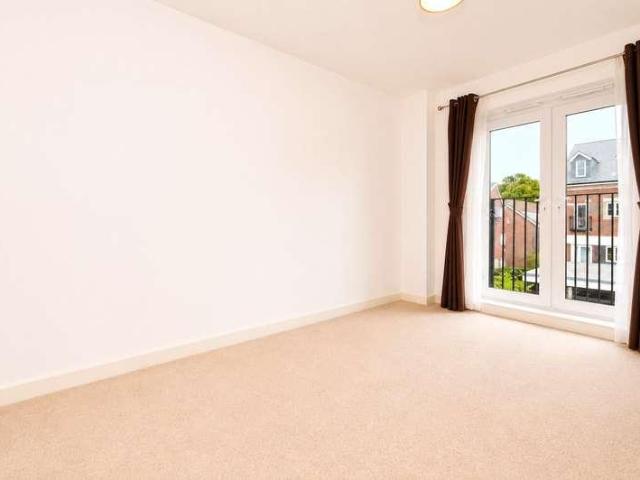Flat for sale in Boxgrove, Westborough