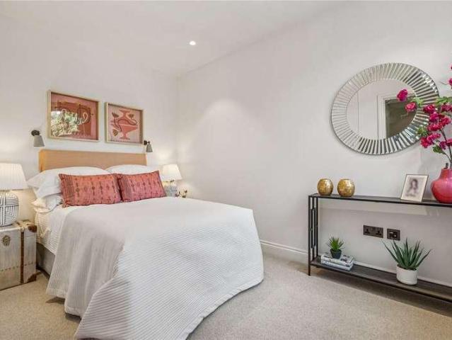 Flat for sale in Balham, Greater London