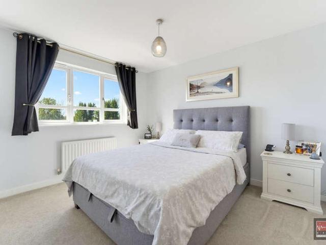 Flat for sale in London Borough of Hounslow, Feltham
