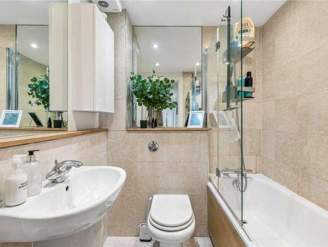 Flat for sale in Finsbury Park, Greater London