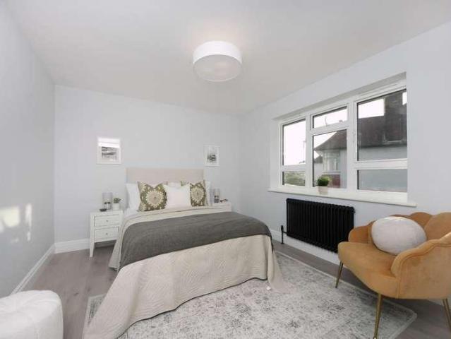 Flat for sale in London Borough of Ealing, Park Royal