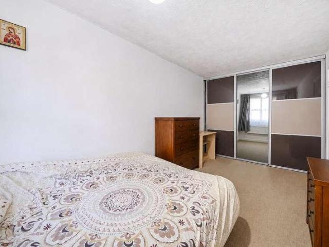Flat for sale in Streatham, Greater London