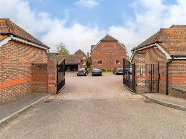 Flat for sale in Old Windsor