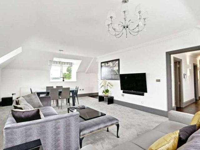 Flat for sale in New Barnet, Greater London