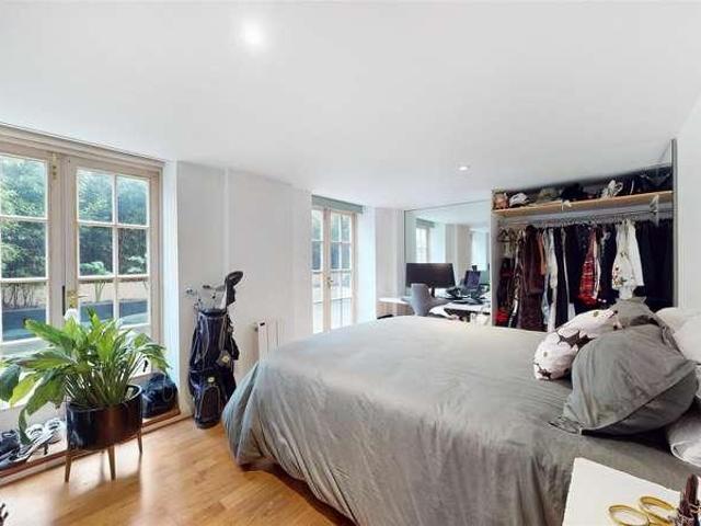 Flat for sale in Ratcliffe, Stepney