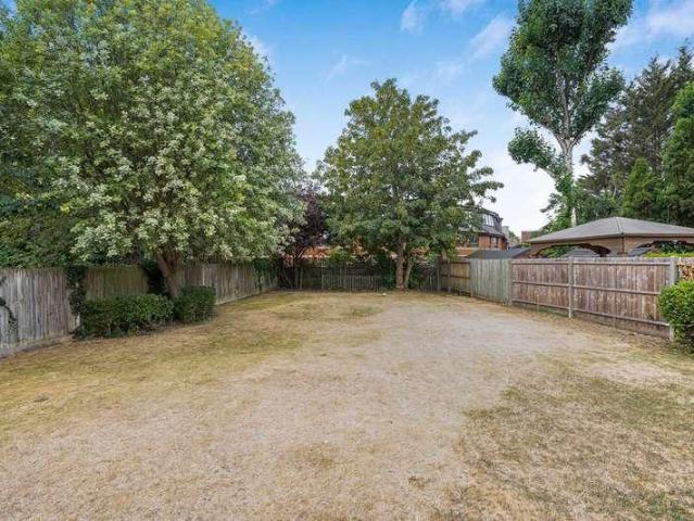 Flat for sale in London Borough of Hounslow, Greater London