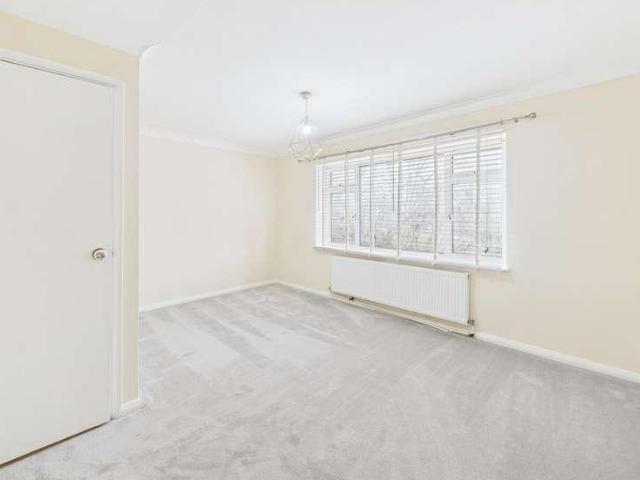 Flat for sale in Uxbridge, Ickenham