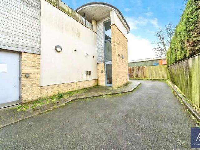 Flat for sale in Croughton, Northamptonshire