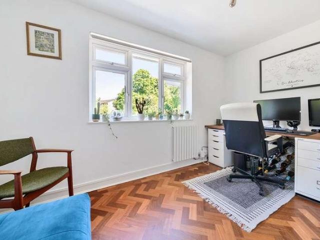 Flat for sale in Teddington, Hampton Wick