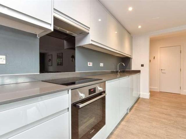 Flat for sale in Hackbridge, Greater London