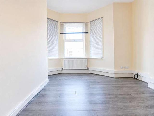 Flat for sale in Queens Park, Bedford