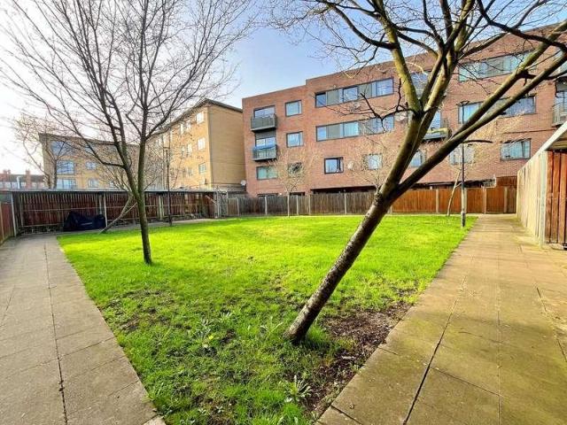 Flat for sale in Greenhill, Greater London