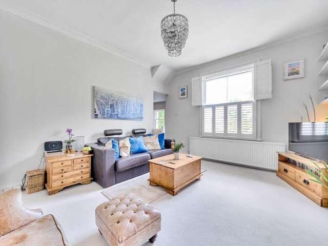 Flat for sale in Surbiton, Greater London