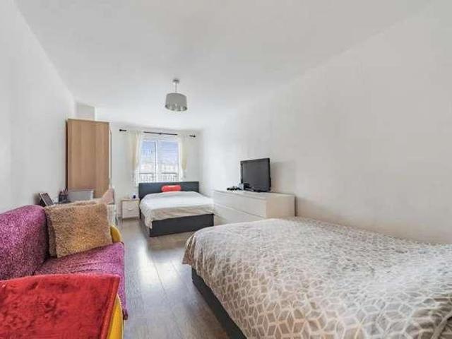 Flat for sale in Mile End, Greater London