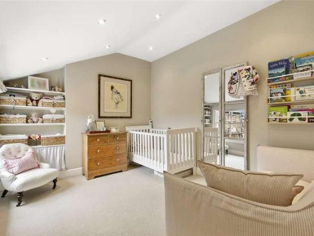 Flat for sale in Upper Tooting, Greater London