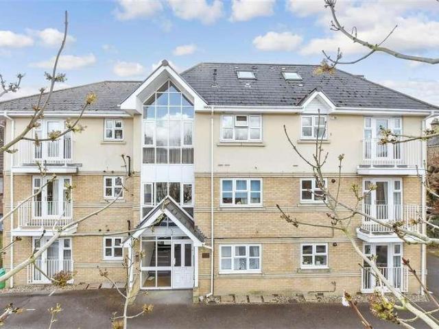Flat for sale in Red Hill, Surrey