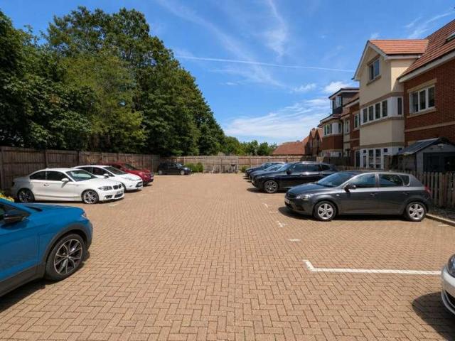 Flat for sale in Hatfield, Fretherne