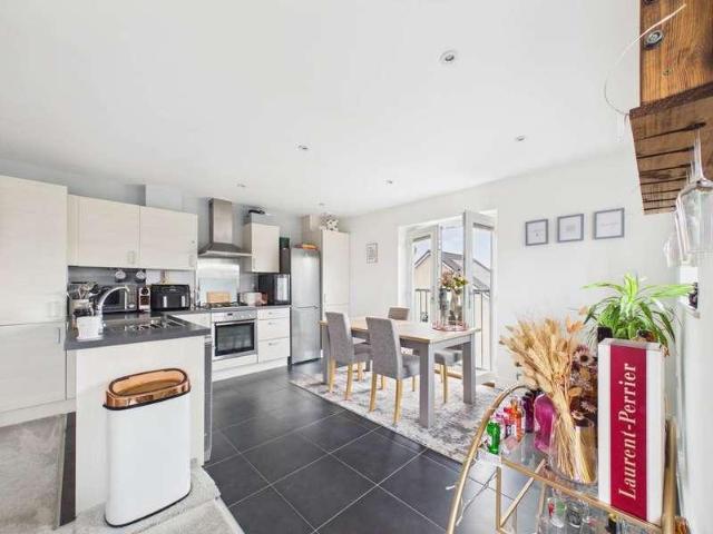 Flat for sale in Andrew's Hill, Horsham