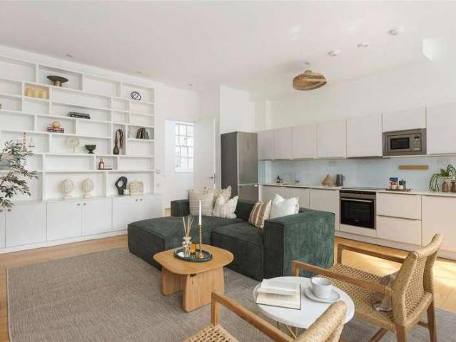 Flat for sale in Stockwell, Greater London
