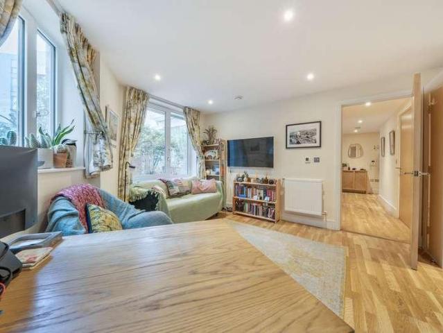 Flat for sale in Limehouse, Greater London