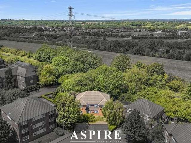 Flat for sale in Grays, Essex