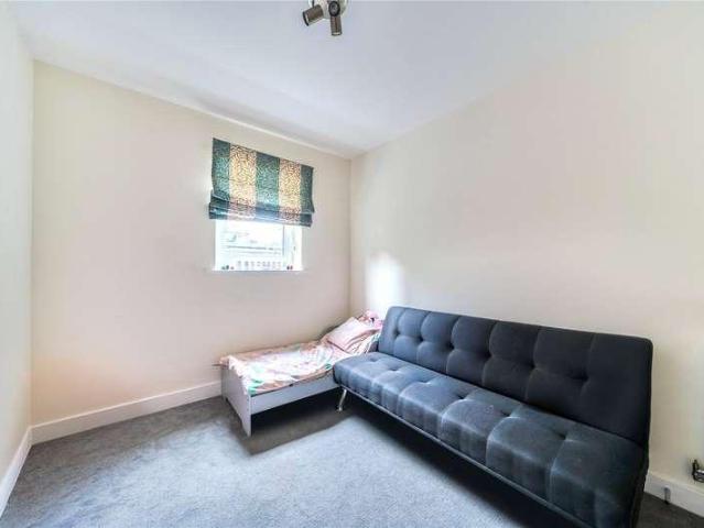 Flat for sale in Hampton Wick, Greater London