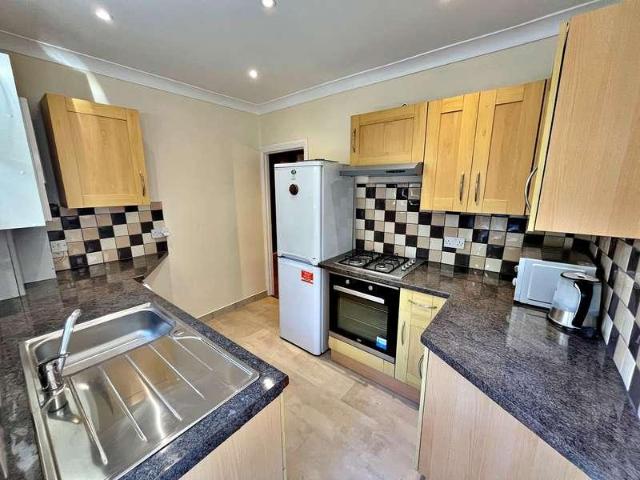 Flat for sale in London Borough of Ealing, Greater London