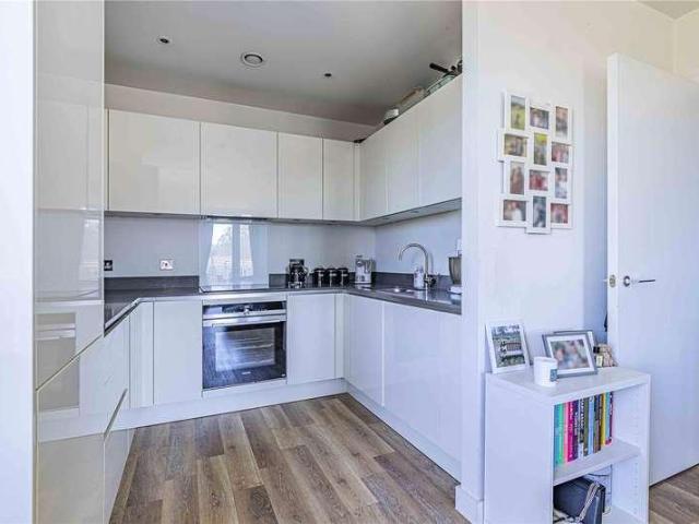 Flat for sale in Elstree and Borehamwood, Borehamwood