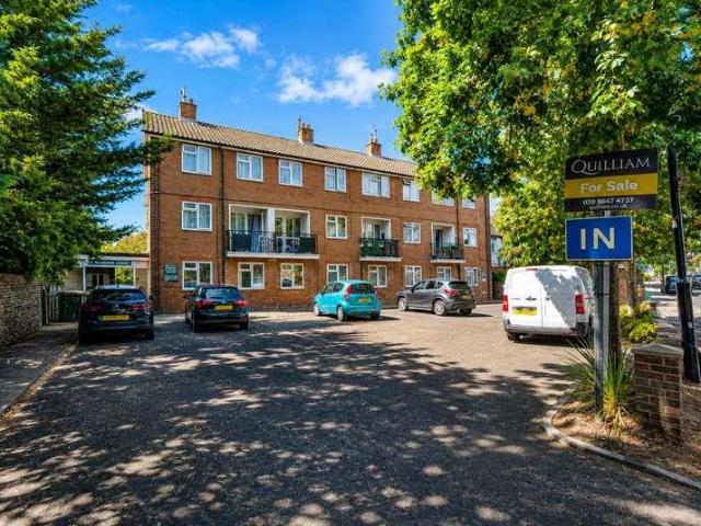 Flat for sale in London Borough of Hounslow, Greater London