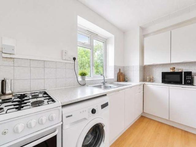 Flat for sale in Southfields, Greater London