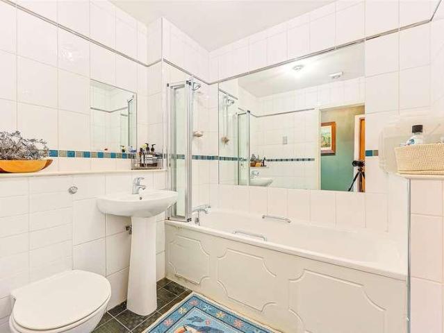 Flat for sale in London Borough of Ealing, Greater London