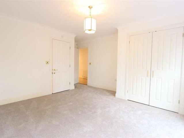 Flat for sale in Winchmore Hill, Edmonton
