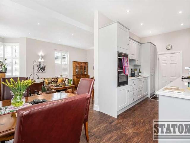 Flat for sale in Potters Bar, Hertfordshire