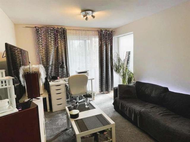Flat for sale in Hounslow