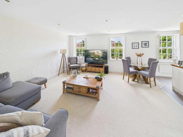 Flat for sale in Knowle, Winchester