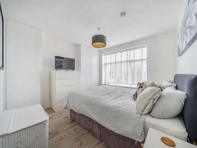 Flat for sale in Milford, Fole