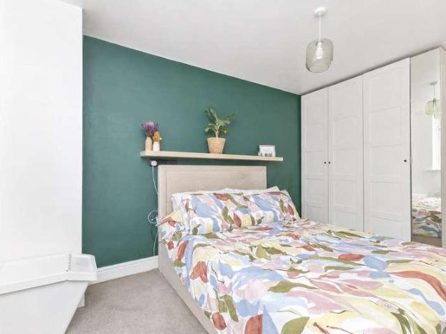 Flat for sale in Fole, Surrey