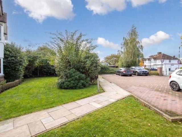Flat for sale in The Hale, Greater London
