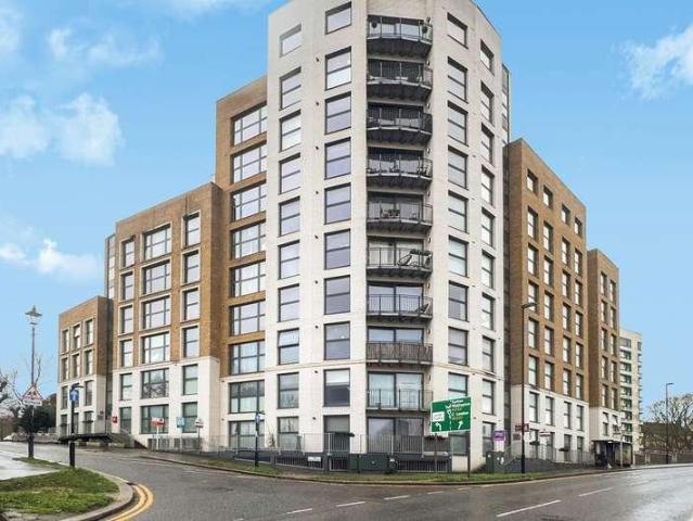 Flat for sale in London Borough of Croydon, Waddon